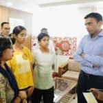 जिलाधिकारी सविन बंसल के निर्देश पर सुनीता को मिली 50 हजार की आर्थिक सहायता